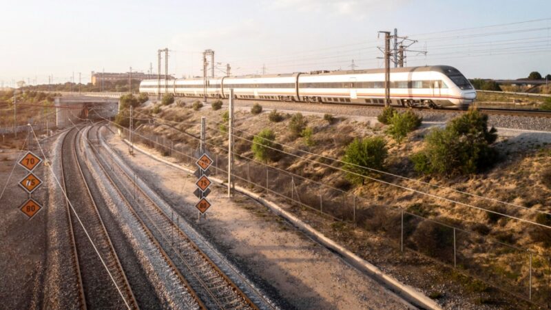 Poprawa infrastruktury transportowej: skrócenie czasu oczekiwania na przejeździe kolejowym w Warszawie