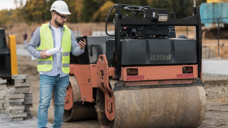 Paweł Grabek, burmistrz Józefowa nad Wisłą, wyraża otwartość na współpracę z powiatem opolskim w kwestii remontów dróg