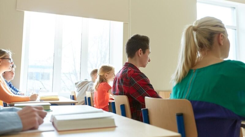Bezpieczne przejście do szkoły i walka z hejtem: Policjantka edukuje dzieci w Gliniance