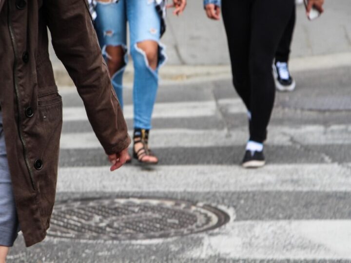 Bezpieczne drogi w Regucie: Policjanci uczą dzieci zasad ruchu drogowego