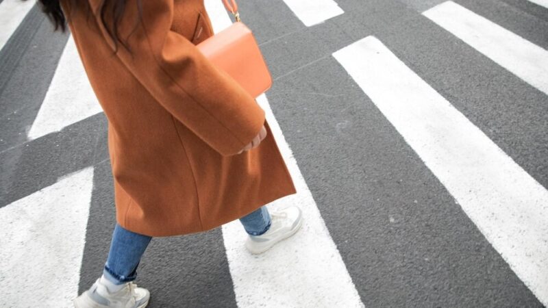 Pijany ojciec z 2,6 promila prowadził wózek z córką, narażając jej bezpieczeństwo